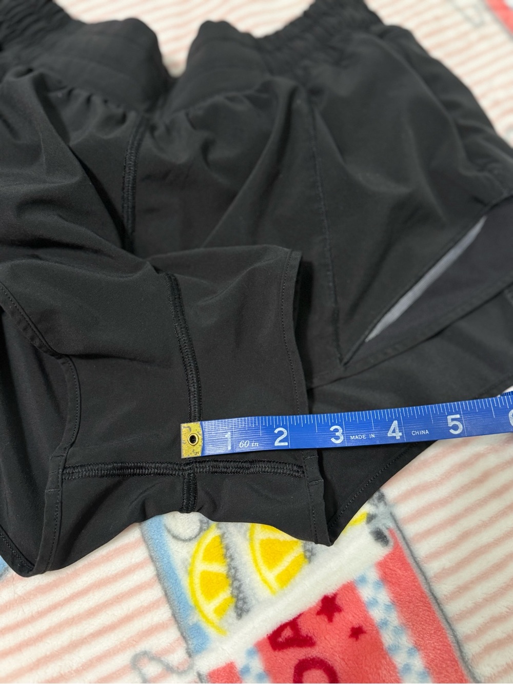 Lululemon Hotty Hot shorts, black size 6 low rise 2.5” inseam - Picture 6 of 6